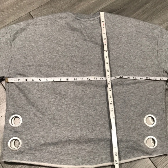 Kendall + Kylie NWT Gray  Hi/Lo Grommet Sweatshirt - Picture 11 of 11
